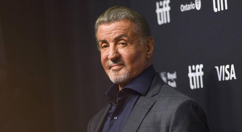 Sylvester Stallone sármja új szintre lépett, sosem volt még ilyen elegáns
