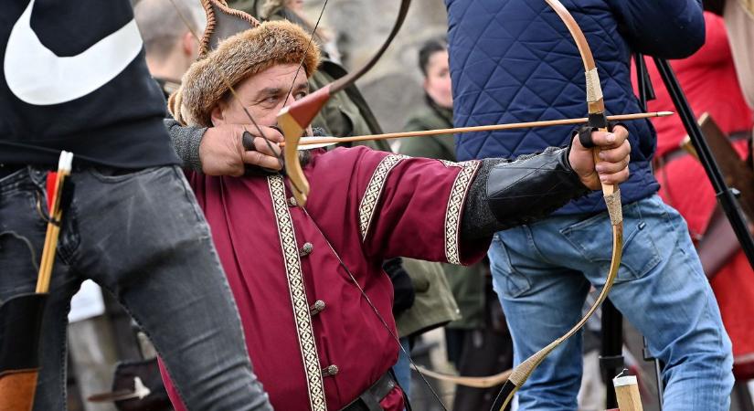 Ünnepi sportműsor: díjlovasok Szilvásváradon, történelmi íjászok az Egri várban