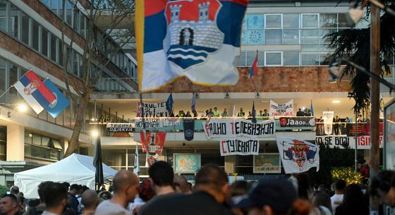 Blokád alatt tartják a szerb köztévét a tüntető egyetemisták, műsorok maradtak el