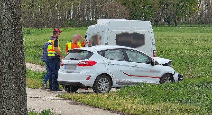 Megsérült egy nő a csanyteleki balesetben, mentők érkeztek hozzá a helyszínre – galériával