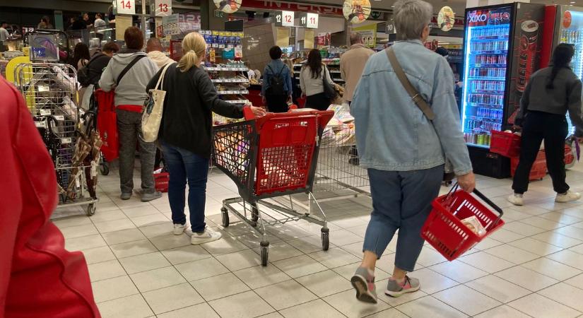 Rohamozzák a boltokat: nagy a káosz a bevásárlóközpontok környékén