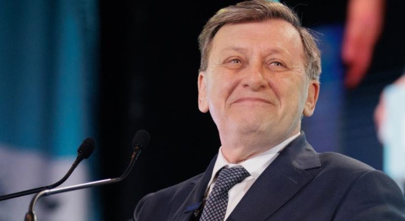 Crin Antonescu felolvasta a sajtónak a Szekuritáténak adott nyilatkozatát