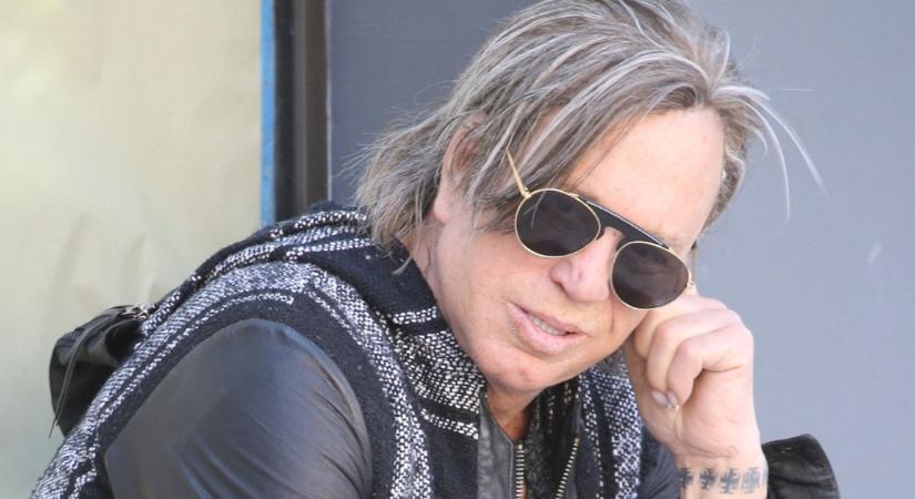 "Elvesztettem az önuralmamat" - Orbitális balhé van, kirúgták Mickey Rourke-ot: homofóbiával vádolják a legendát