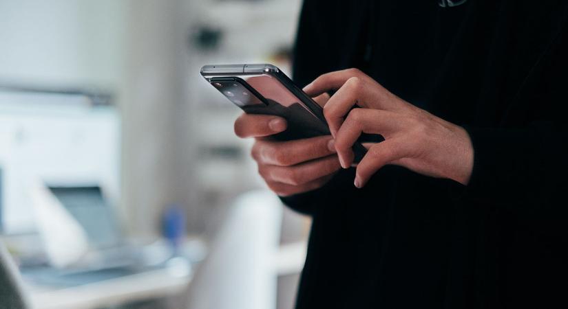Politico: Lehallgatást gátló telefontokokat ajánlott fel az Európai Parlament a Magyarországra érkező delegáció tagjainak