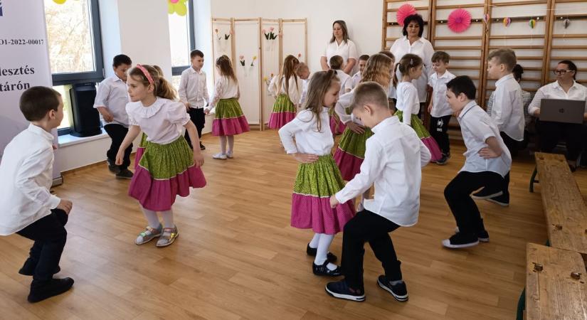 Cuki videón az újabb óvodaátadó - egy szülinap közepébe is belecsöppentünk