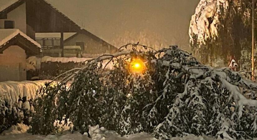 Elvágta a külvilágtól a híres svájci síparadicsomát a havazás