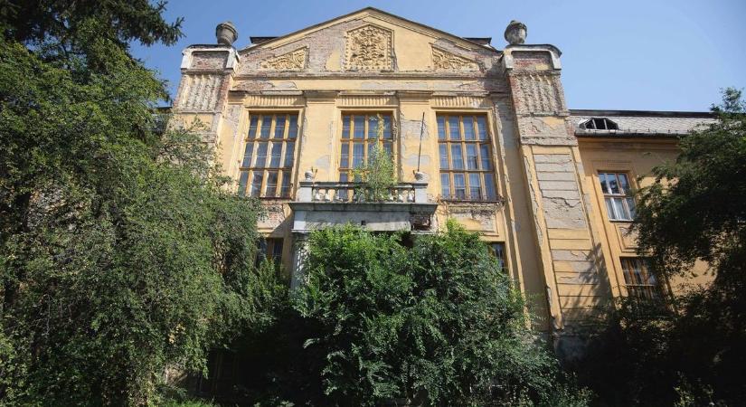 „Mintha atomrobbanás történt volna” – kipucolták a böszörményi kísértetházat, így még sosem láttad