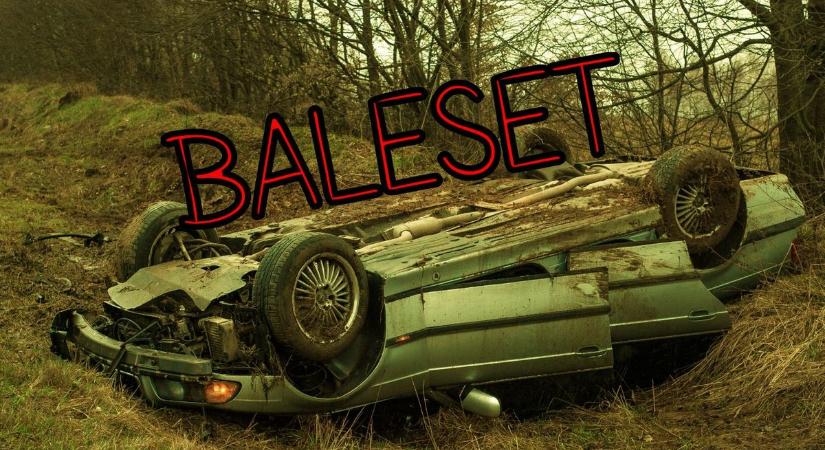 Durva baleset Nyírbátor közelében: tetőn landolt az autó, forgalomkorlátozás van érvényben