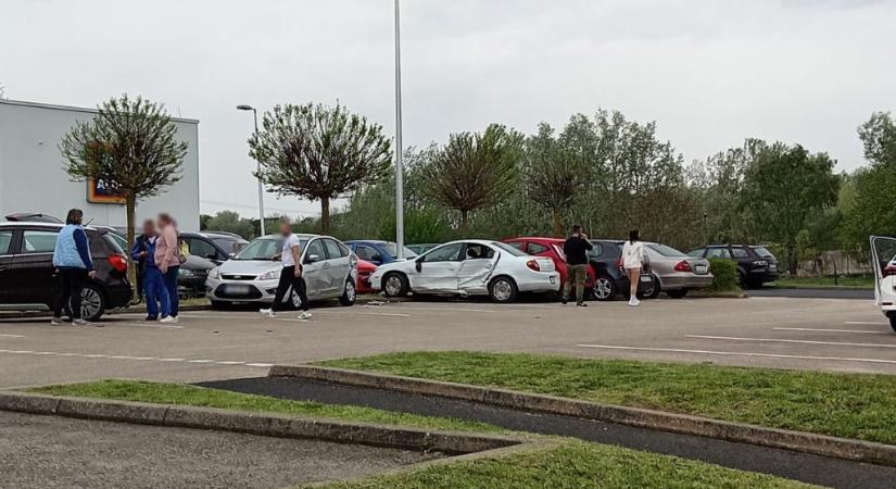 Öt autót tarolt le egy német nő egy lellei bevásárlóközpont parkolójában (sonline.hu)