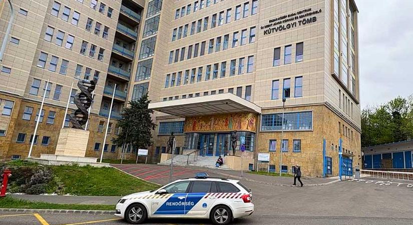 Dráma a Kútvölgyi kórházban: golyóálló mellényes rendőrök kísértek egy élet-halál közt lebegő sérültet az intenzívre, a férfi fejbe lőtte magát Törökbálinton