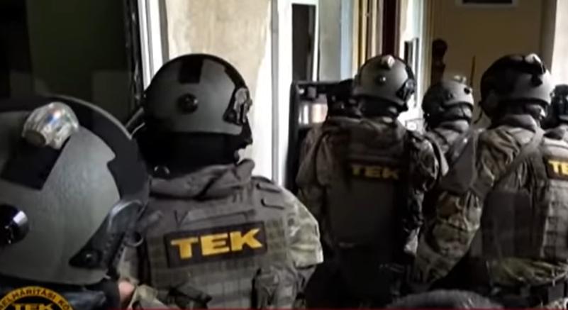 Bombagyártással foglalkozhatott az a törökbálinti férfi, aki a TEK-es akció közben lőhette magát fejbe: életveszélyes állapotban szállították a Kútvölgyibe