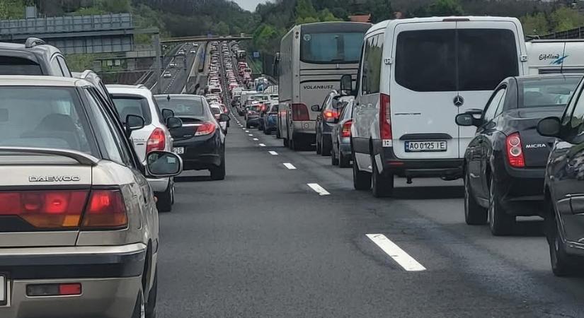 Ismét baleset az M3-ason, hosszú sorok és várakozási idő