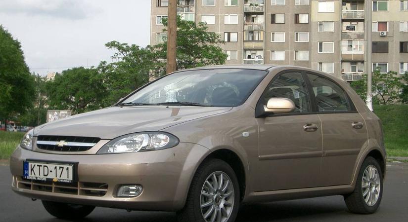 Csattog a belevaló olajtól a Chevrolet (helytelennel jó volt)