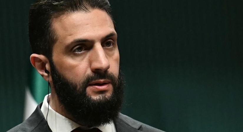 Miközben a Nyugat kegyeit keresi, szorult helyzetében igyekszik lavírozni az új szíriai iszlamista vezetés