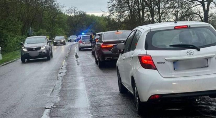 Lesodródott és árokba csapódott egy kocsi Martfű közelében