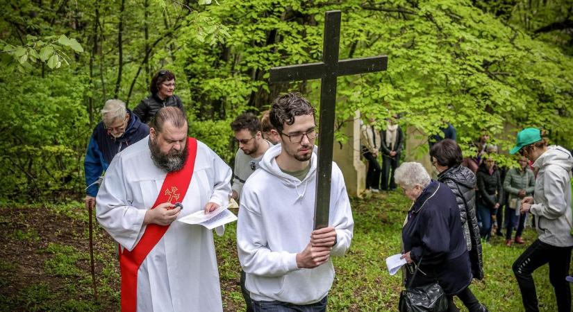 Nagypénteki keresztútjárás a szekszárdi Remete kápolnánál (galériavideó)