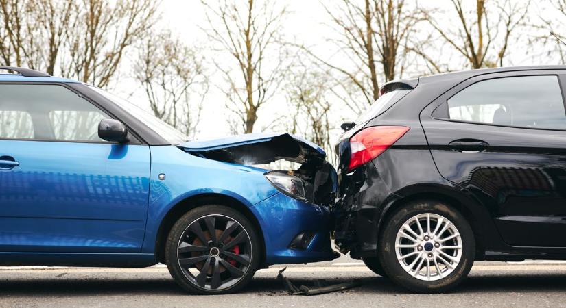 Tömegkarambol a 4-es főúton – három autó csattant, teljes a káosz