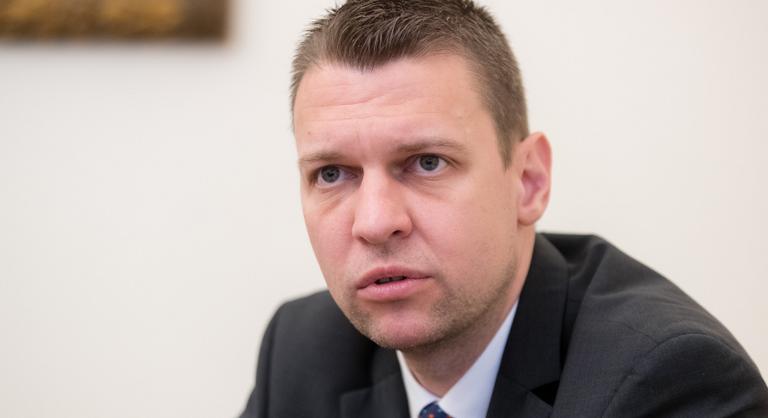 Orbán Viktornak küldött western-videót Magyar Péter, de Menczer Tamástól kapott választ