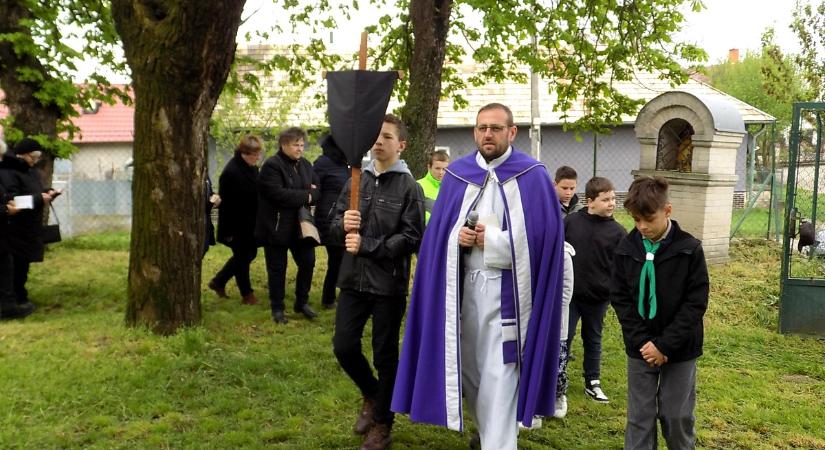 Nagypénteki keresztút Szőgyénben az elpusztul Szent Mihály-templomkertben