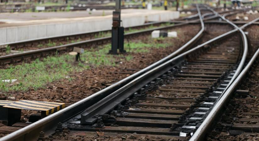 Valaki a síneken akart lazítani a kemény meló után, a pécsi vonalon egy hűtő és kanapé nem jártak a vonatok