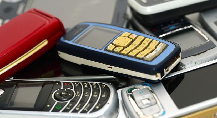 Szétszedte a férfi a régi mobiltelefonokat, ezután csak úgy dőlt hozzá a pénz