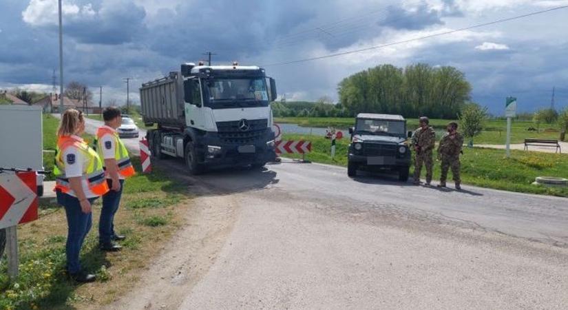 A szarvasmarhák tetemét rendőri kísérettel szállítják el a kamionok Rábapordányból – Videó