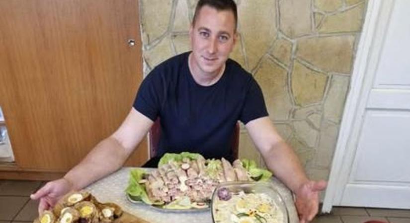 Finomságokkal lepte meg bajtársait a hatvani tűzoltó