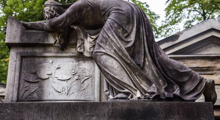 Furcsa termékenységi rítusnak hódolnak a sír látogatói
