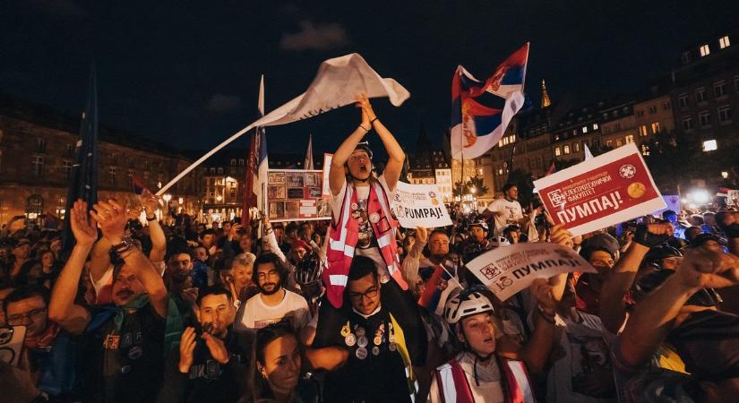 "Folytatni fogjuk a harcot" - Szerb diákok 1400 km-t tekertek, hogy Strasbourgban segítséget kérjenek az EU-tól - fotók