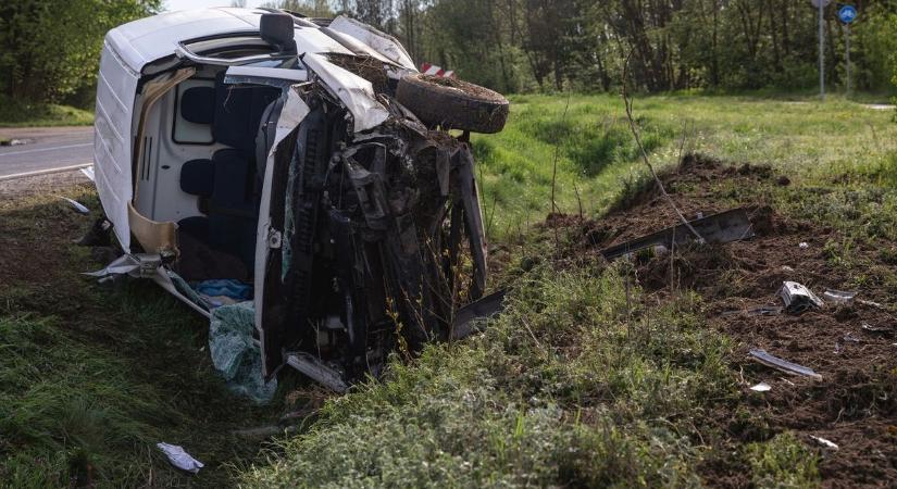 Mentőhelikopter is érkezett a nyíradonyi balesethez, így vannak a sérültek - fotókkal
