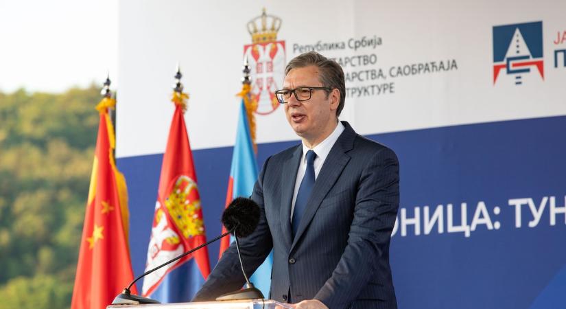 A szerb elnök aláírásával osztogattak húsvéti nyalókákat egy újvidéki óvodában