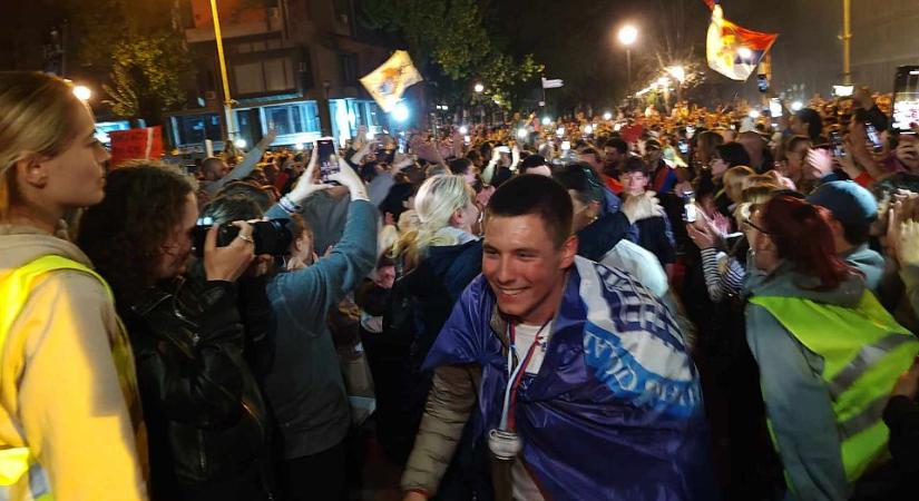 Ovációval, örömkönnyekkel és ölelésekkel fogadták a Strasbourgból hazatérő egyetemistákat