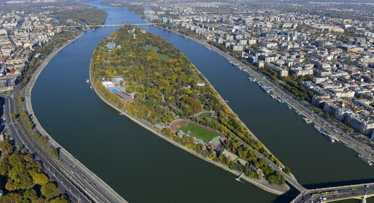 Futok a Margit-szigeten, nagyhét van
