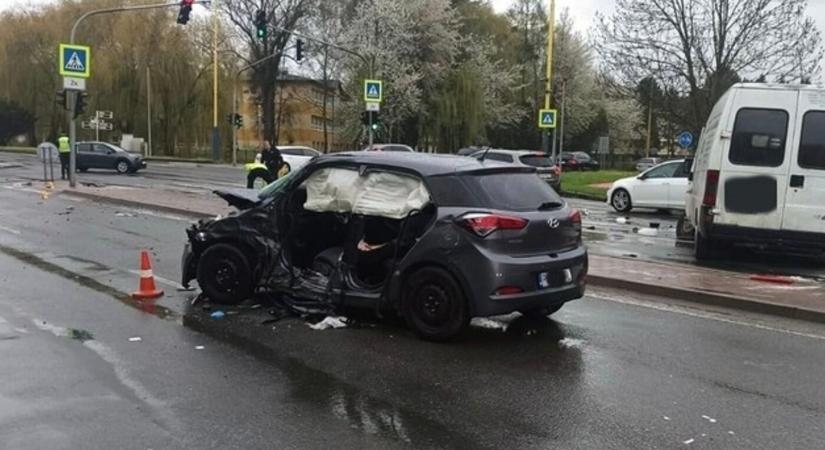 TRAGÉDIA: Furgonnal ütközött egy autó, egy férfi szörnyethalt