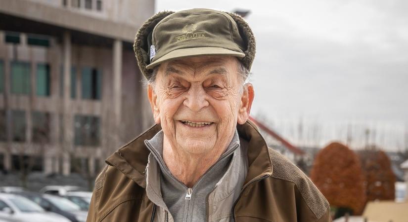 Micsoda életigenlés! Tolószékéből felpattanva perdült táncra a 91 éves Bodrogi Gyula a Karinthy Színházban - így köszöntötték - videó
