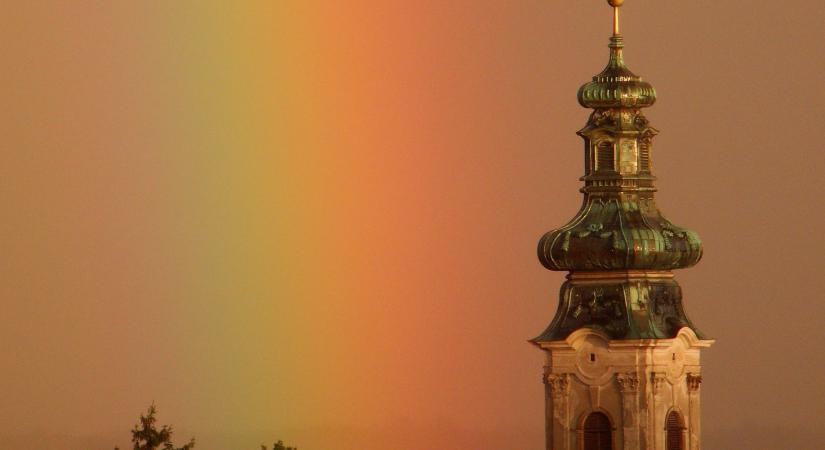 Szivárványt kapott nagypénteken Eger
