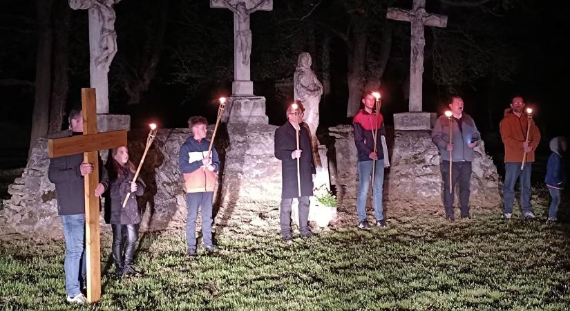 Vépi Plébánia: nagypénteken este városi keresztutat jártak