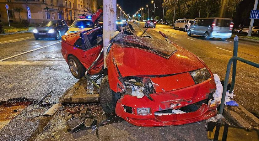 Súlyos baleset az Üllői úton: egy Nissan 300ZX-et tartolt le a villanyoszlop