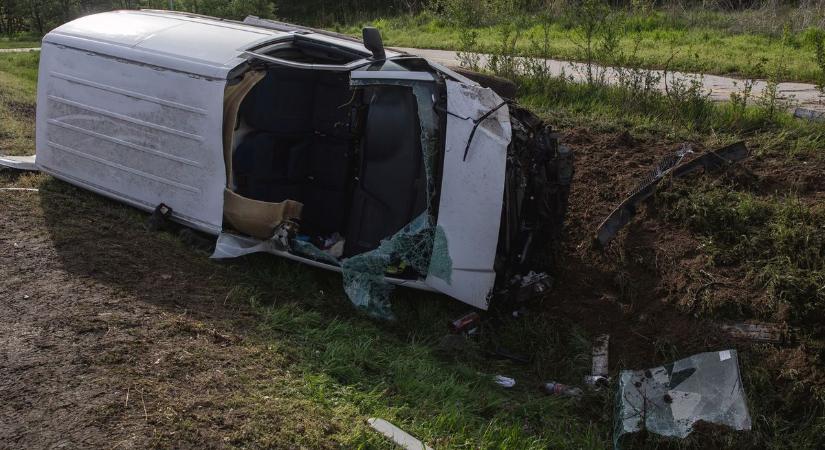 Ketten sérültek a nyíradonyi balesetben, egy személyt mentőhelikopter szállított kórházba