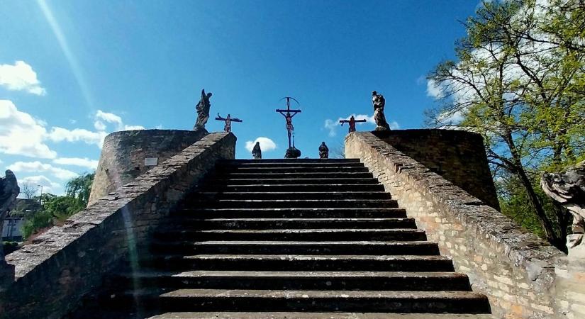 Még este hatig óráig látogatható a győri Kálvária domb! – fotók