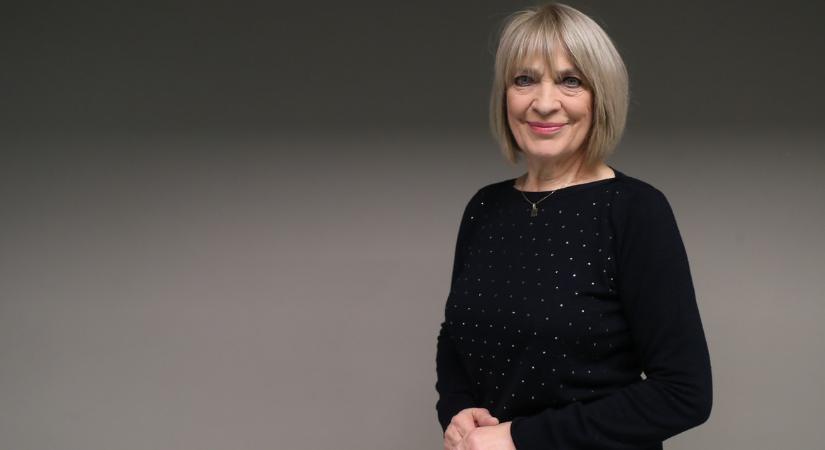 Kovács Kati a legendássá vált mozgásáról vallott, nem érhetett a mikrofonhoz - "Azt mondták, hogy ha hozzányúlsz, letöröm a derekadat!"