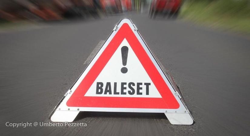 Felborult egy kisbusz a 84-es főúton