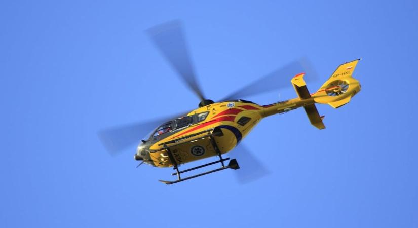 Óriási a baj, felborult egy kisbusz a 84-es főúton, mentőhelikopter érkezett