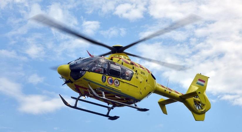 Mentőhelikopter kerülte meg a zirci apátság tornyait és le is szállt