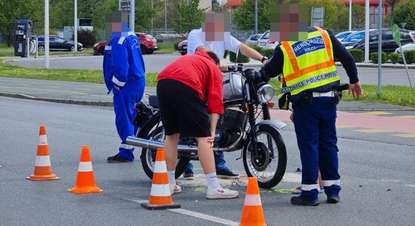 Autó és motor ütközött a szomszéd megyeszékhelyen - súlyos sérülés, nagy torlódás
