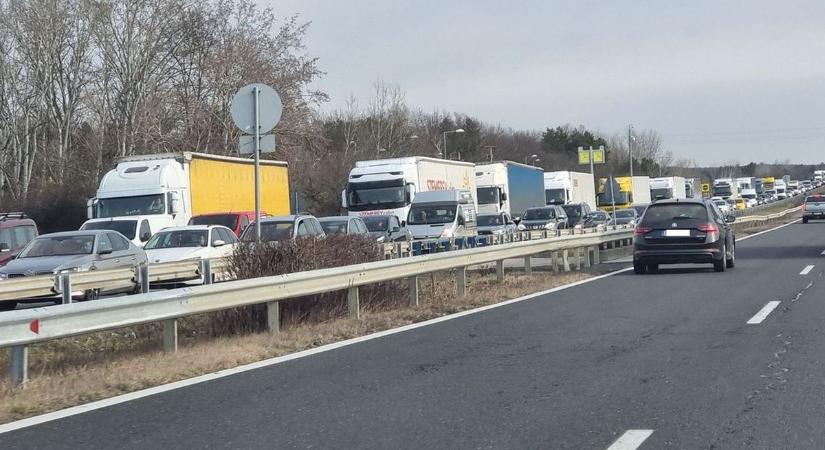 Ma is torlódás van az M7-esen, de jön a kamionstop