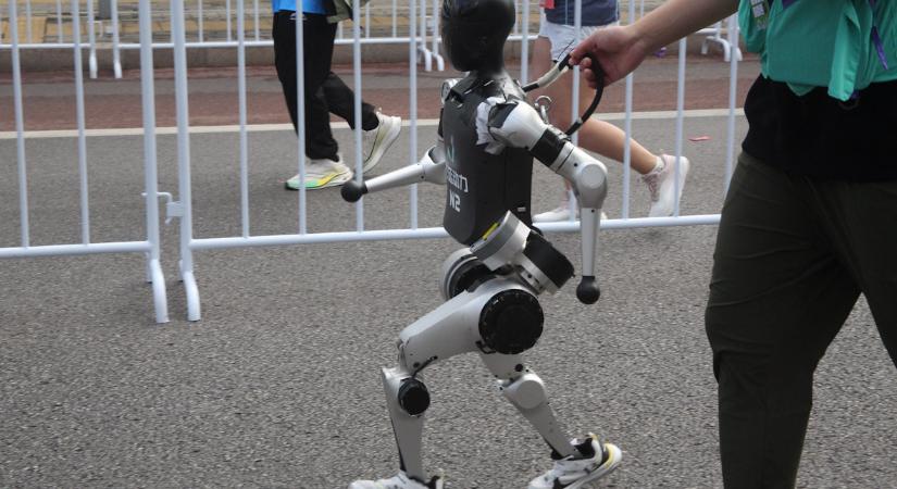 20 humanoid robot részvételével rendeztek félmaratont – mit gondol, legyőzték az embereket?