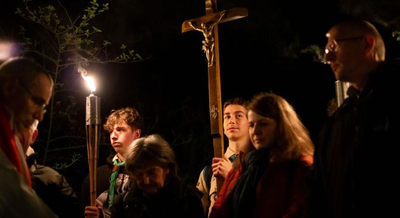 Krisztus útját járták végig, gyertyák fénye kísérte a híveket az Arborétumban – galériával