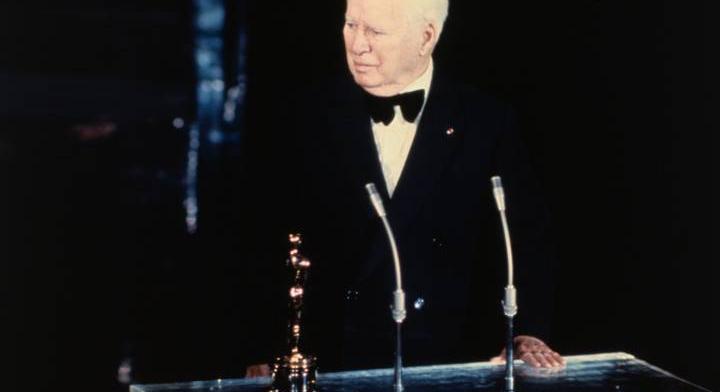 Így találkozott II. Erzsébet Charlie Chaplinnel: kerekes székben ütötte lovaggá a nagy nevettetőt
