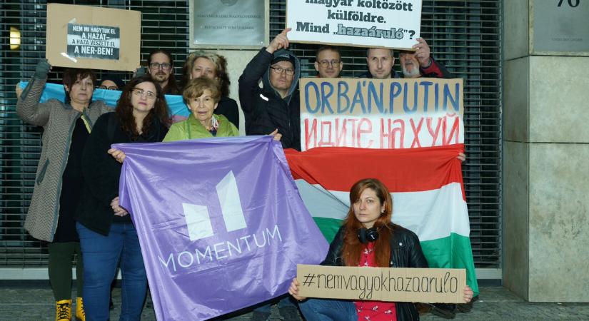 Berlinben tiltakozott a Momentum a miniszteri biztos árulózós kijelentése miatt